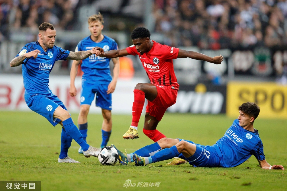 斯图加特踢球者球员在对抗中奋力拼抢，身影交错间尽显不屈斗志，纵然处于下风也毫不退缩。