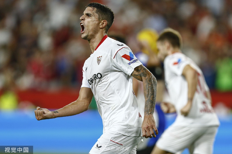 拉梅拉破门后滑跪庆祝，与队友相拥分享扳平比分的喜悦