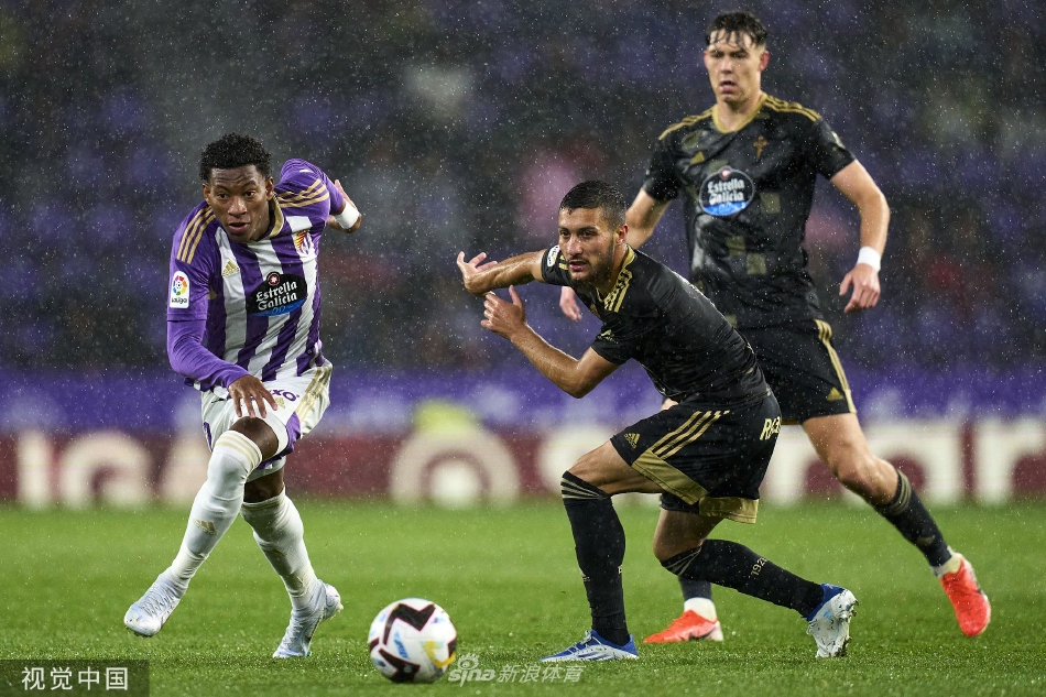 比赛结束后，巴拉多利德全队手拉手走向看台，向始终高歌支持的主场球迷致谢，画面温馨而充满荣耀感。