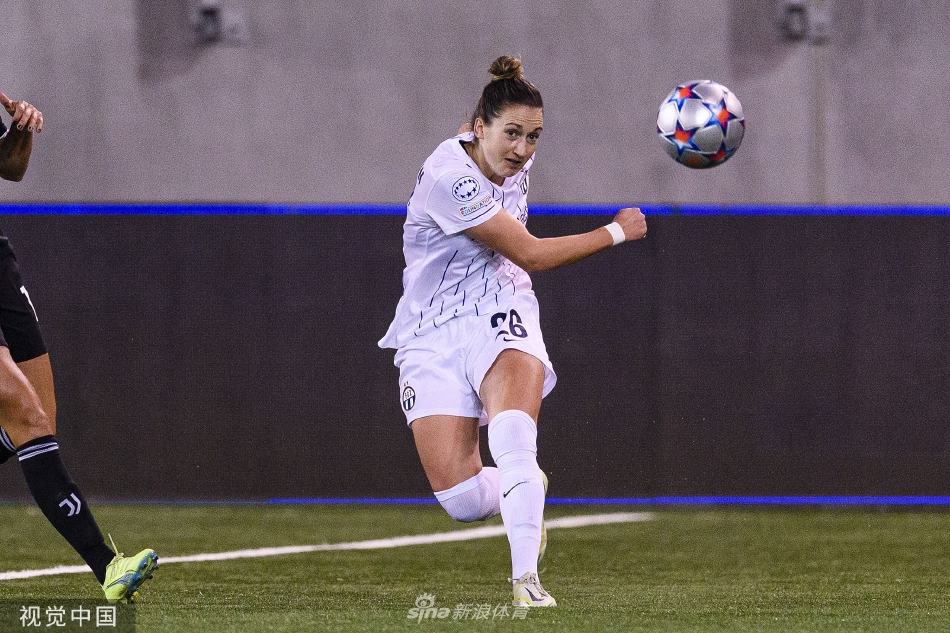 比赛结束后双方球员相互致意，既有竞技对抗的激烈，也洋溢着女子足球运动特有的尊重与友谊