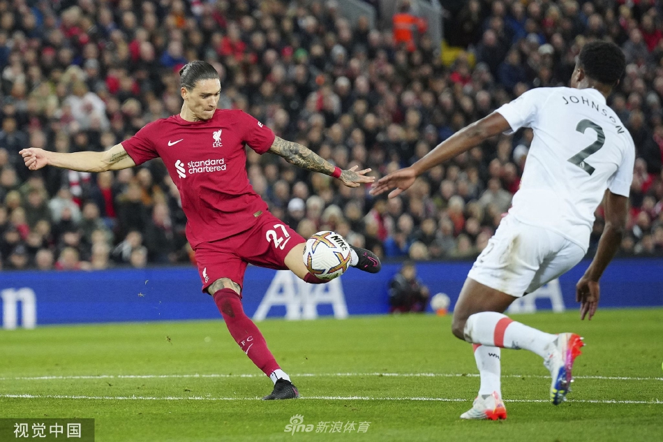 比赛结束后，利物浦众将携手走向看台，与不离不弃的主场球迷共同庆祝胜利，画面洋溢着温情与团结的荣光。