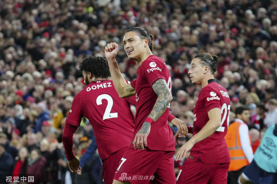 利物浦门神阿利松飞身侧扑，单掌将对手一记势在必得的劲射拒之门外，身体舒展如雄鹰展翅，神情专注而坚定。