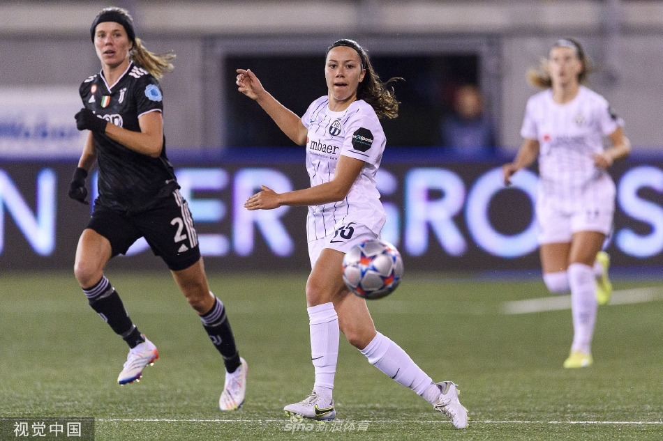 苏黎世女足球员带球疾进试图发起反击，眼神坚定，身后是紧追不舍的尤文图斯防守球员