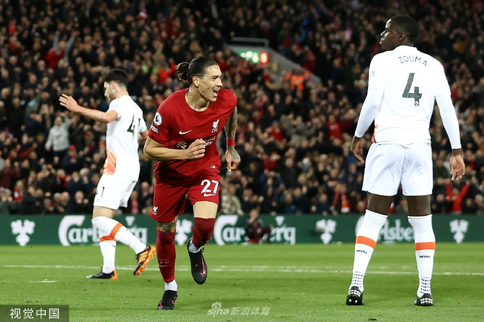 红军后防核心范戴克力压对方进攻球员，高高跃起头球解围，展现出绝对的制空权和对落点精准的判断。