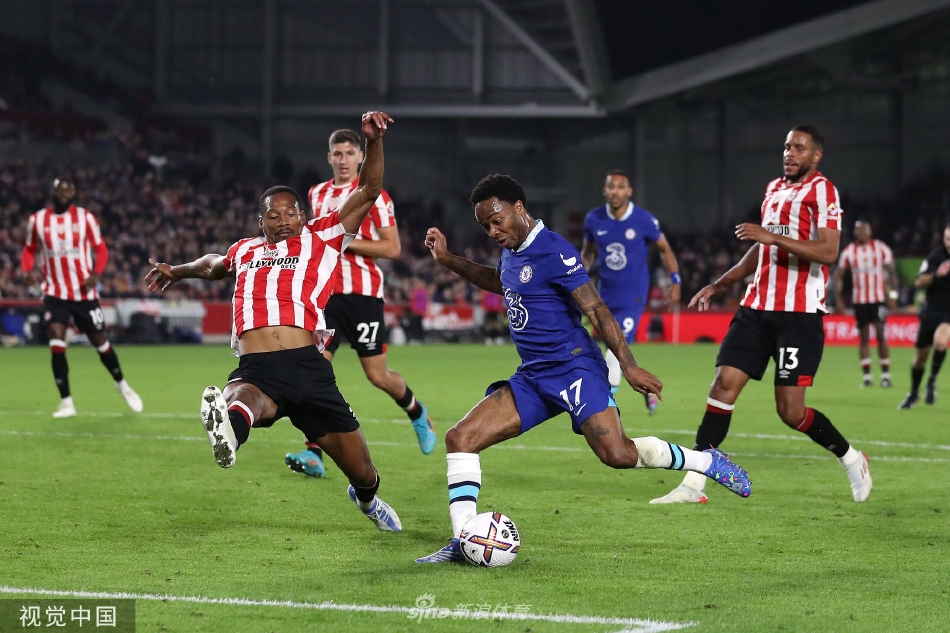 比赛陷入中场缠斗，双方球员为争夺球权混战在一起，足球在人群的缝隙中若隐若现。