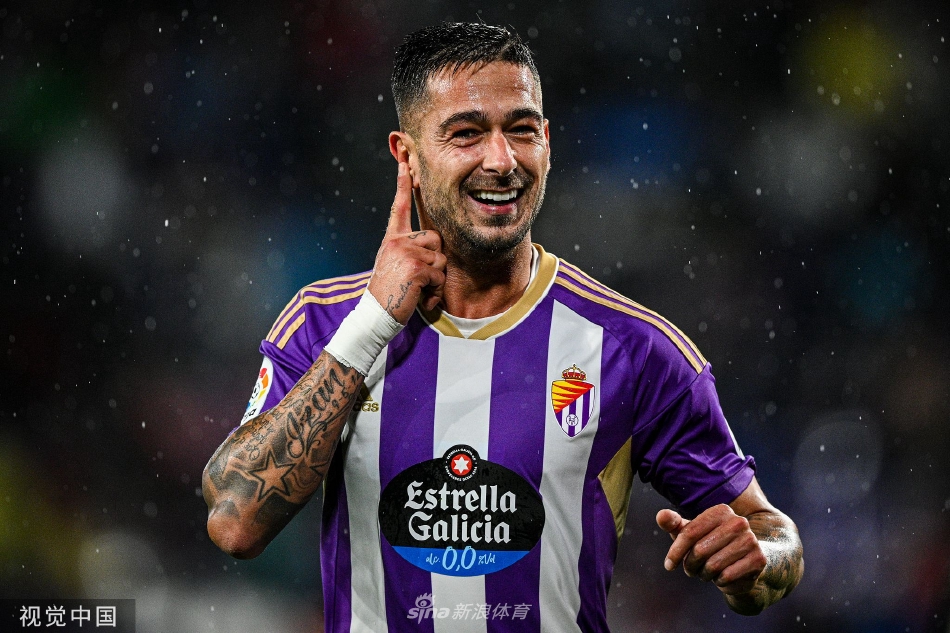 塞尔塔门将飞身扑救险球，身体在空中完全舒展，指尖几乎触到皮球，背景是众多球员紧张注视的身影。