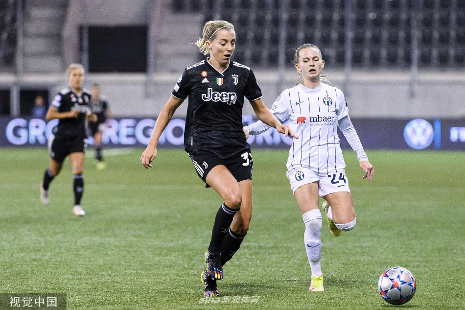 尤文图斯门将飞身跃起单掌托出来球，身体在空中极致舒展，守护球门最后一寸领土