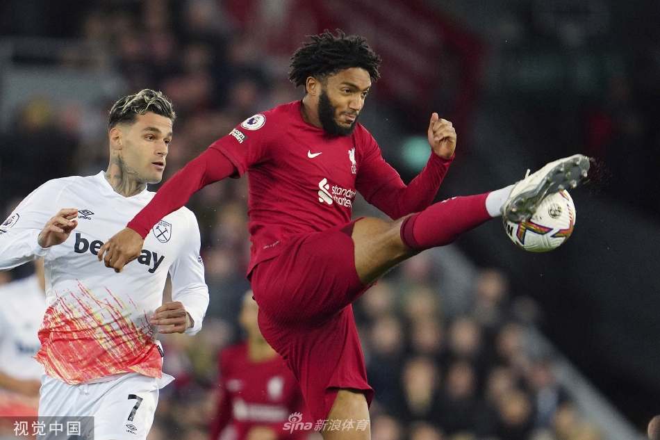 利物浦主帅克洛普在场边激情指挥，他紧握双拳，大声呼喊队员跑位，标志性的眼镜后面是充满求胜欲望的锐利眼神。