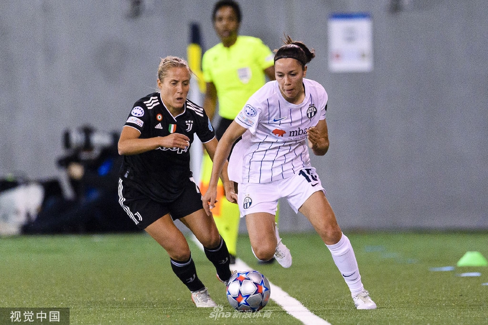 双方球员在中场陷入激烈缠斗，数双脚围绕足球争抢，扬起一片草屑，场面火爆异常