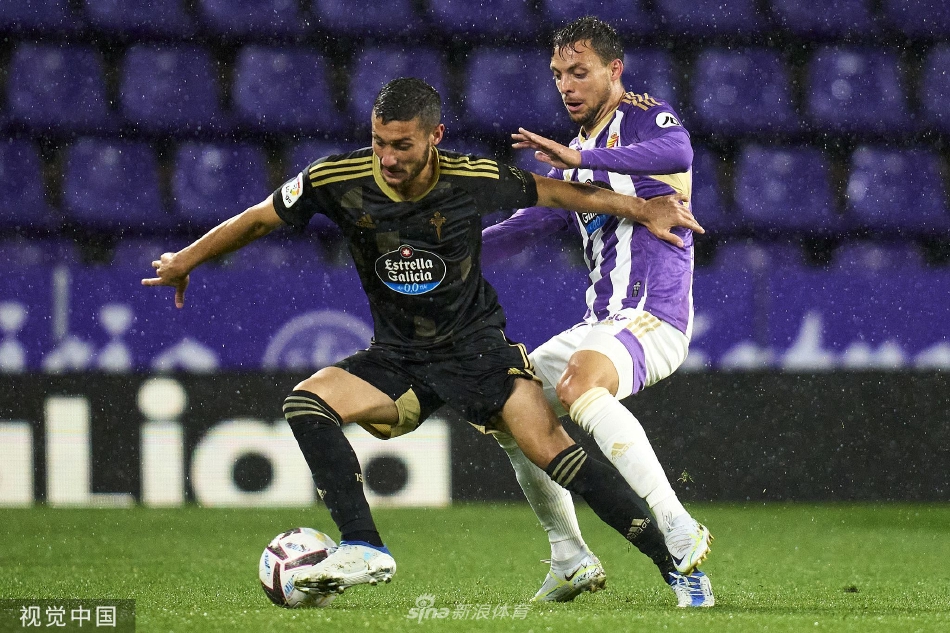 看台上一位小球迷身披主队围巾，脸上涂着球队色彩，眼神充满崇拜与喜悦地望着球场，代表着足球精神的传承。