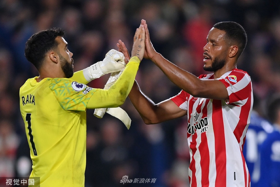 切尔西球员在布伦特福德半场进行传递配合，主队球员迅速落位，组成两道严密的防守阵线。