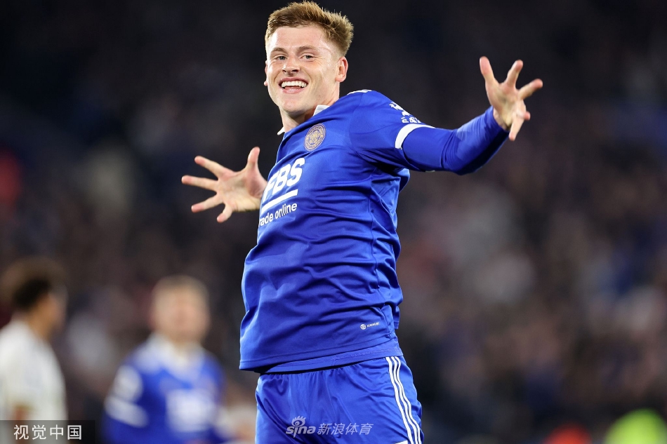 哈维·巴恩斯灵巧摆脱防守，起脚瞬间皮球如出膛炮弹直飞球门远角。