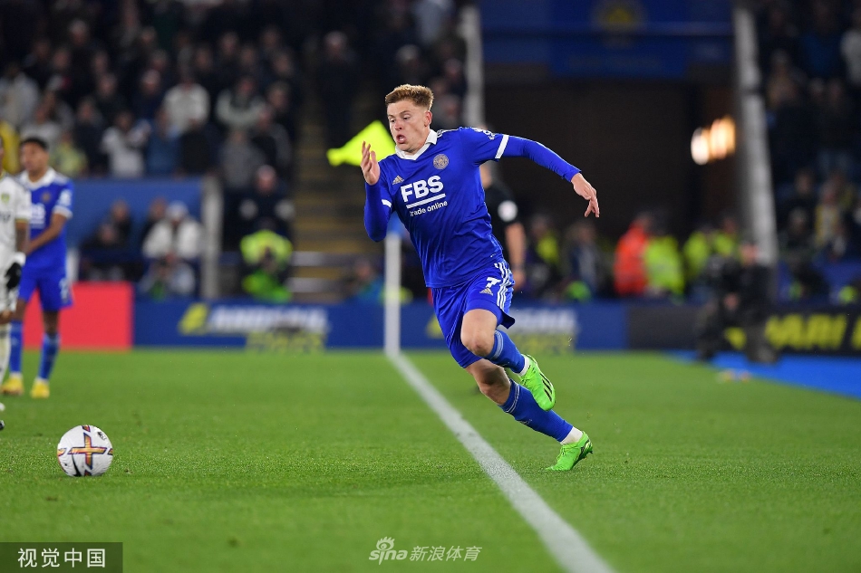 利兹联前锋错失良机后跪地抱头，深深陷入懊恼，身旁是对手庆幸的身影。