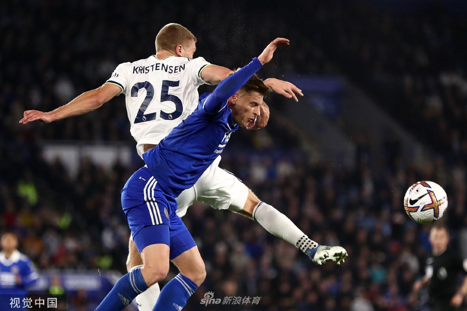 巴恩斯进球后激情滑跪，在草皮上划出胜利的轨迹，队友从身后飞奔而来。