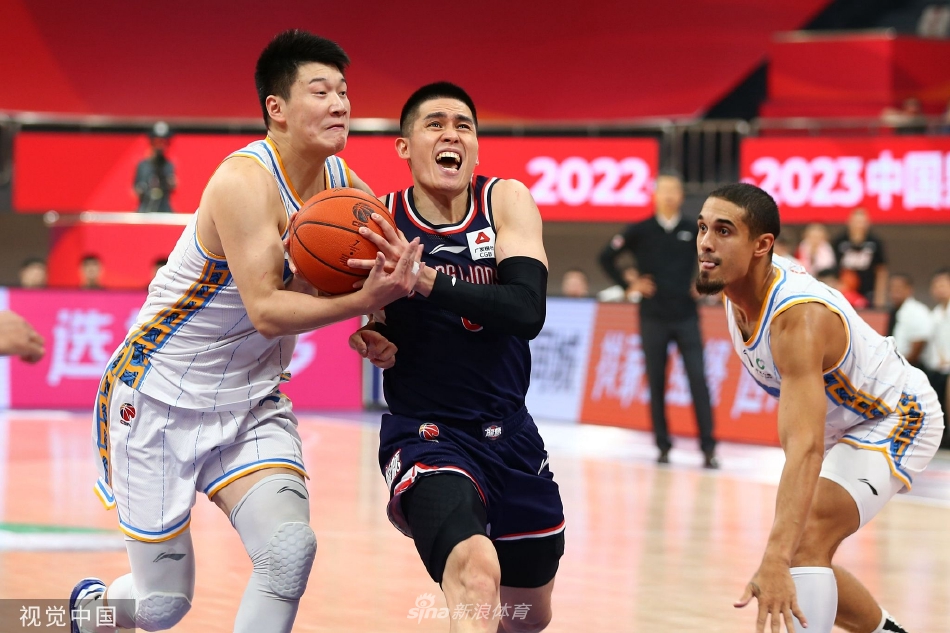 广州龙狮核心陈盈骏在加时赛最后时刻，面对北京队的严防死守，冷静命中了一记杀死比赛的致命跳投，全场沸腾，队友纷纷上前庆祝。