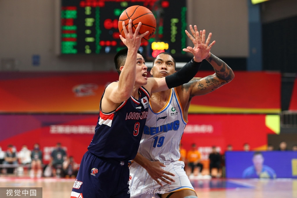 北京首钢外援利夫在重围之下，以一记果敢的抛投完成常规时间绝平，将球队从失利的边缘拉了回来，为自己赢得加时赛救赎的机会。