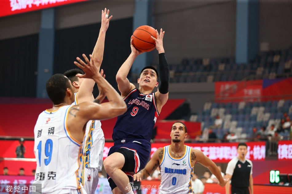 混血前锋祝铭震在加时赛中手起刀落，命中了一记提振全队士气的关键三分，这粒进球也成为了压垮北京首钢的最后一根稻草。