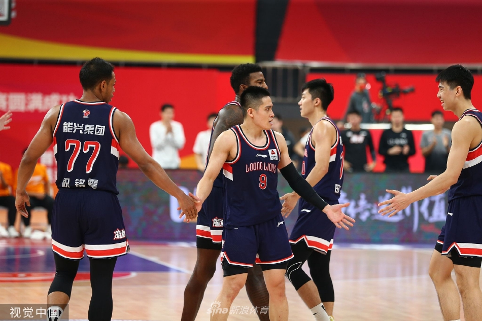 广州队外援乔丹-贝尔在人群中高高跃起，如探囊取物般摘下前场篮板，他的篮板嗅觉和防守覆盖面成为了广州队本场逆转的关键因素之一。