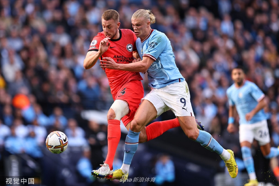 比赛激烈拼抢瞬间，双方球员身体对抗激烈，足球在脚下争抢中急速变换轨迹。