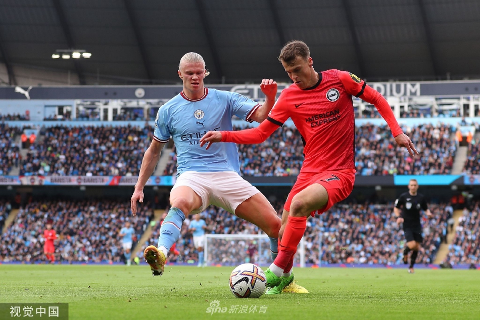 曼城球迷看台化作一片澎湃的蓝色海洋，无数围巾在空中挥舞，场面震撼人心。