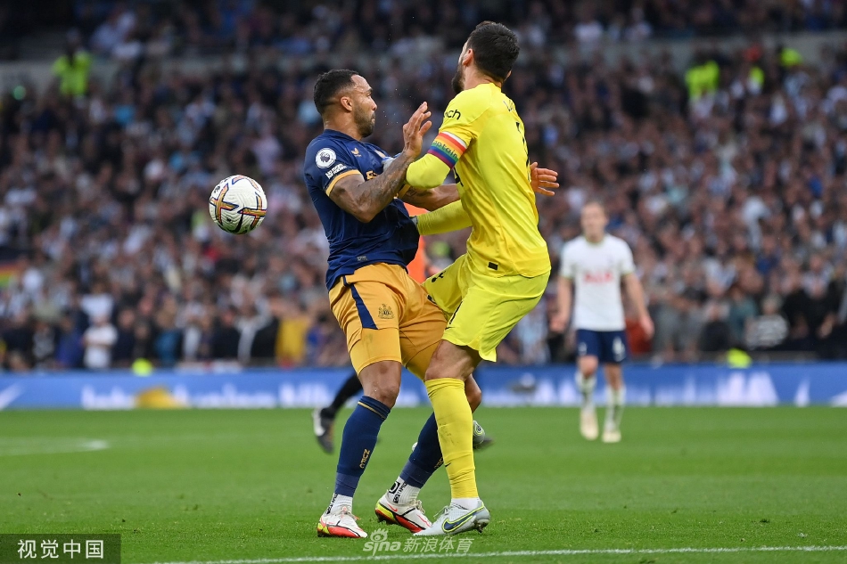 纽卡球员阿尔米隆打入制胜球后狂喜奔跑，与前来庆祝的队友紧紧相拥，客队替补席一片欢腾