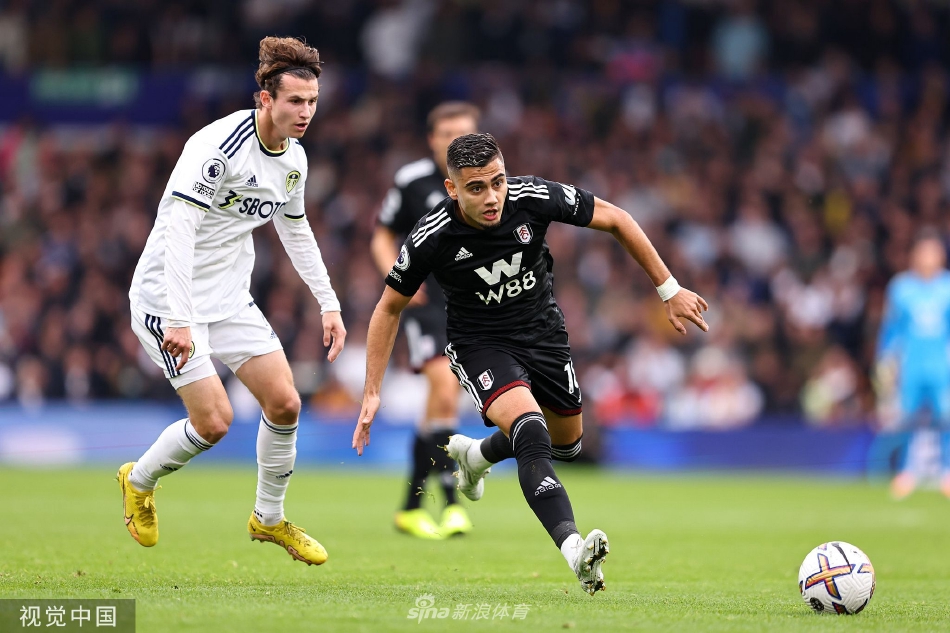 利兹联小将萨默维尔在比赛最后时刻破门后，神情坚毅地试图快速取回皮球争取时间。