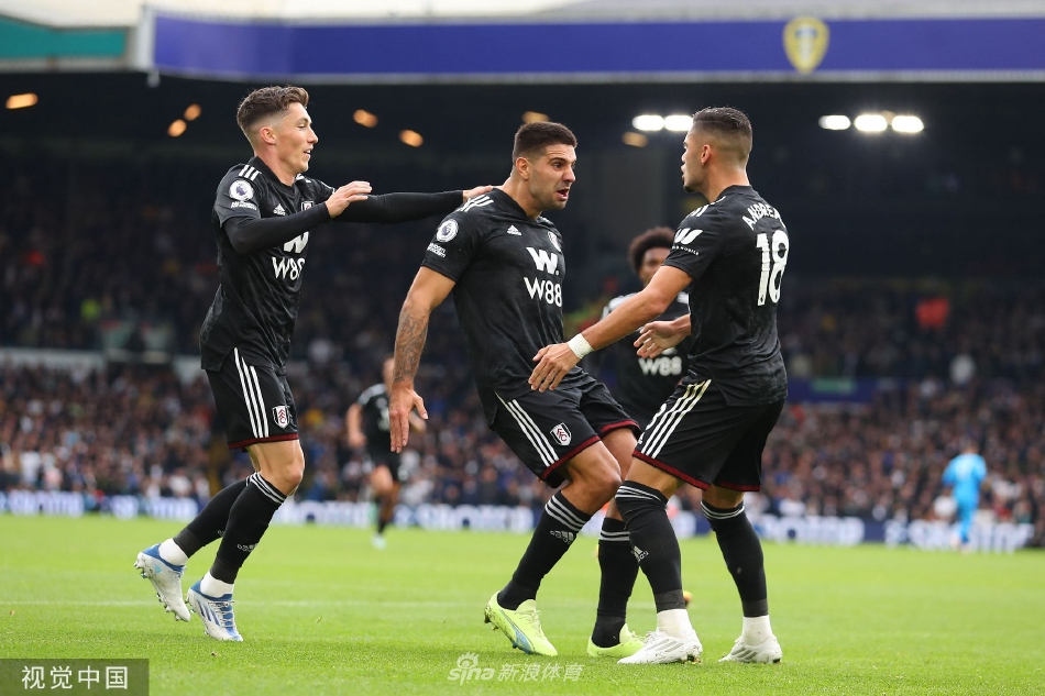 富勒姆球员博比·里德进球后张开双臂狂奔庆祝，他的关键头球帮助球队实现比分反超。