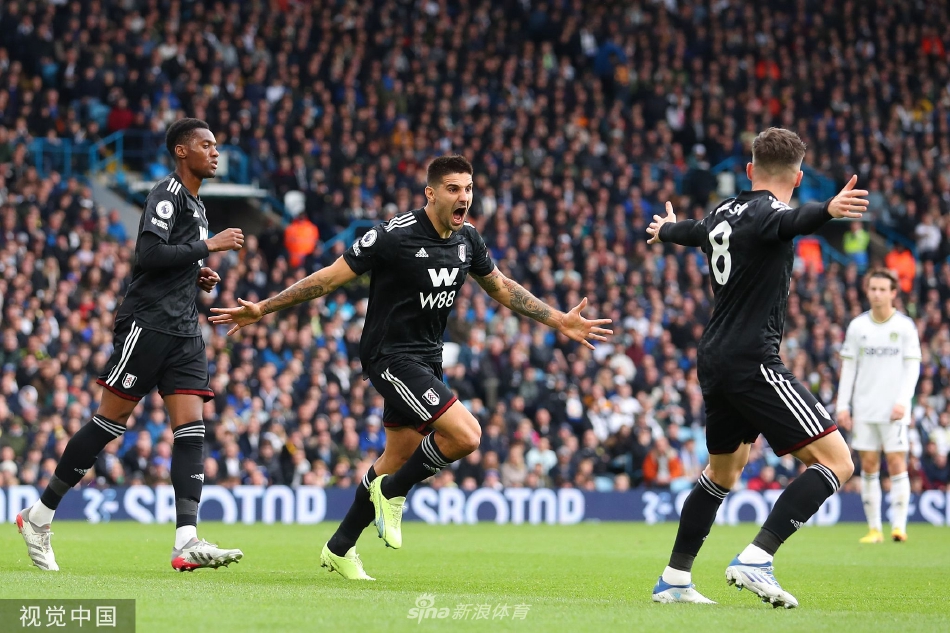 巴西老将威廉在进球后激动滑跪庆祝，他的铲射破门为球队奠定了坚实的胜利基础。