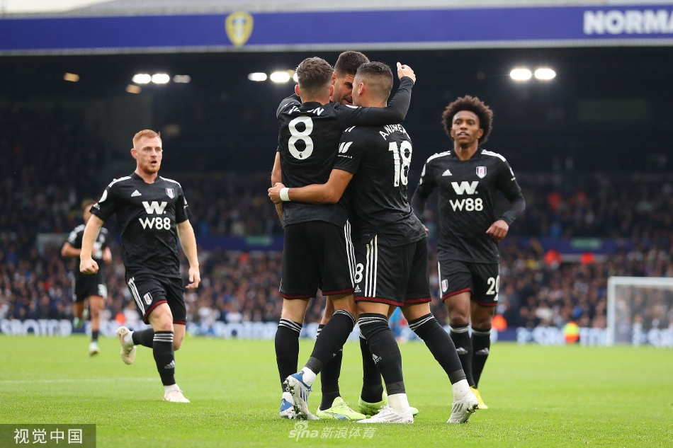 利兹联前锋罗德里戈高高跃起，以一记有力的头球攻破富勒姆球门，为主队取得梦幻开局。