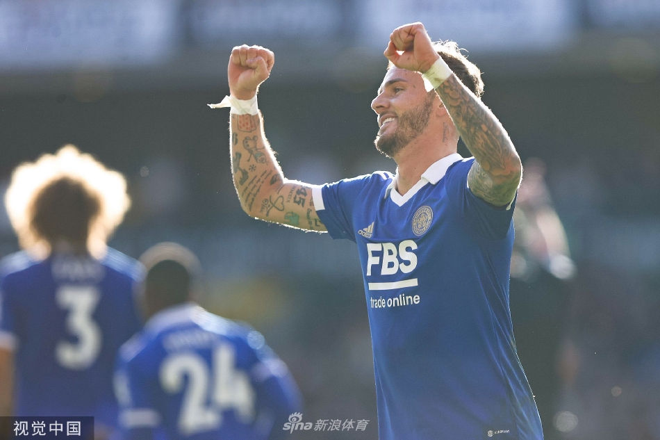 狼队前锋迭戈·科斯塔在一次进攻机会中起脚劲射，表情专注而充满力量，但皮球最终被对方门将神勇扑出。