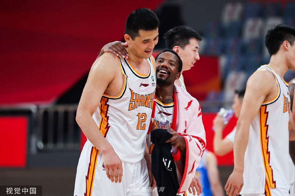 张宁在对方球员拉拽防守下依然强势上篮，身体在空中扭曲展现出极强的核心力量