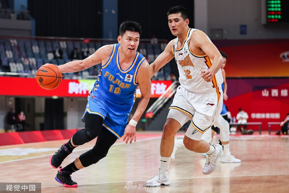 常林在篮下卡位抢到进攻篮板后，强硬起身完成双手暴扣，气势如虹