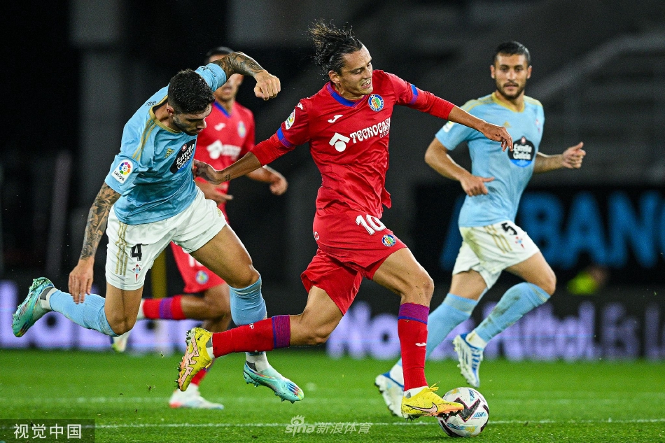 比赛终场哨响，双方球员筋疲力尽，彼此握手致意，汗水浸透的战袍和复杂的眼神中写满了对这场恶战的感慨与尊重。