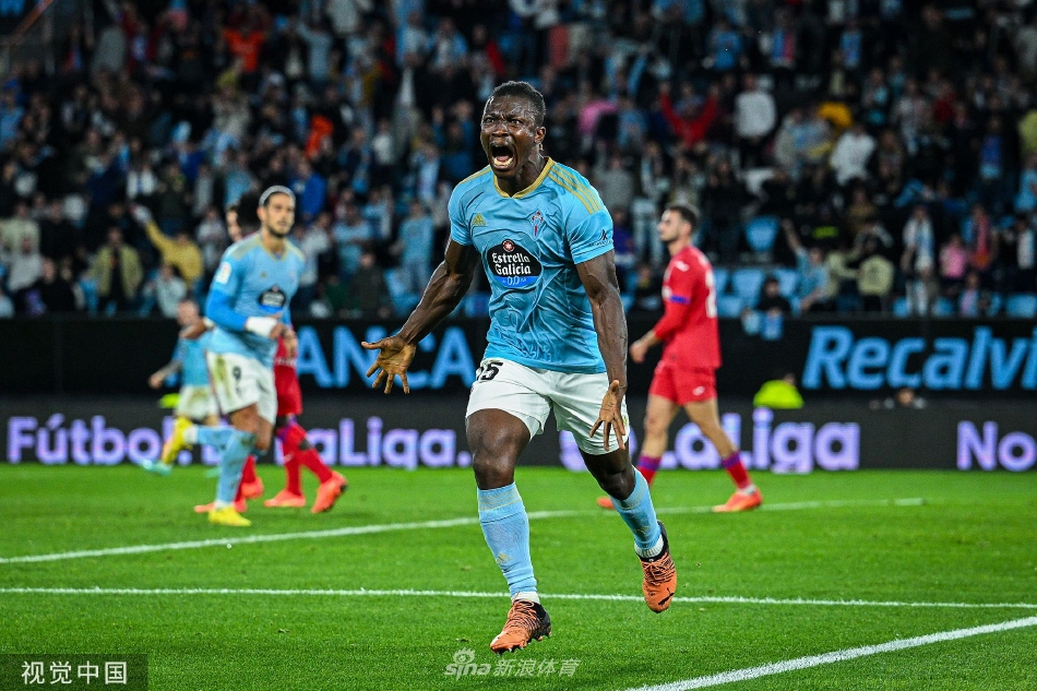 赫塔菲前锋如猎豹般迅猛插上，在塞尔塔后卫的紧逼下奋力起脚抽射，皮球划出一道凌厉的弧线直窜球门死角。