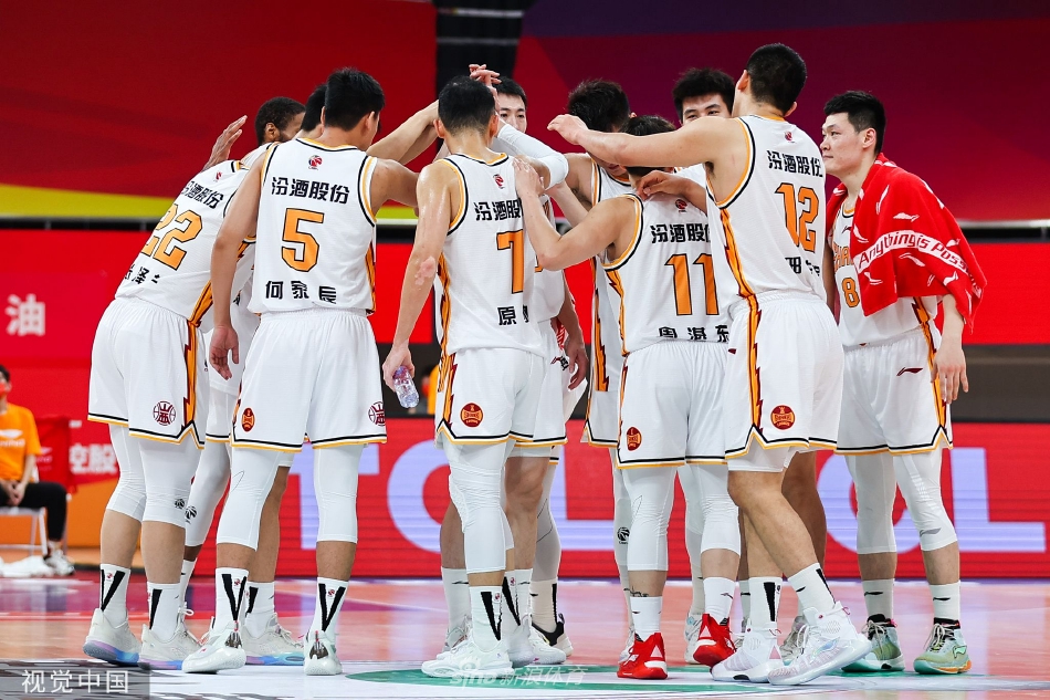 张宁持球面对福建队的多人包夹防守，他压低重心寻找传球或突破的缝隙