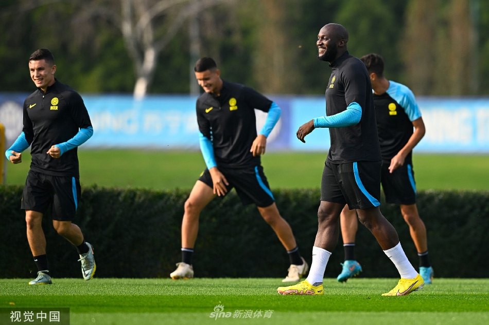 全队成员在训练结束后围成一圈互相鼓劲，手臂搭在彼此肩上，彰显出蓝黑军团团结一心、无惧挑战的团队精神。