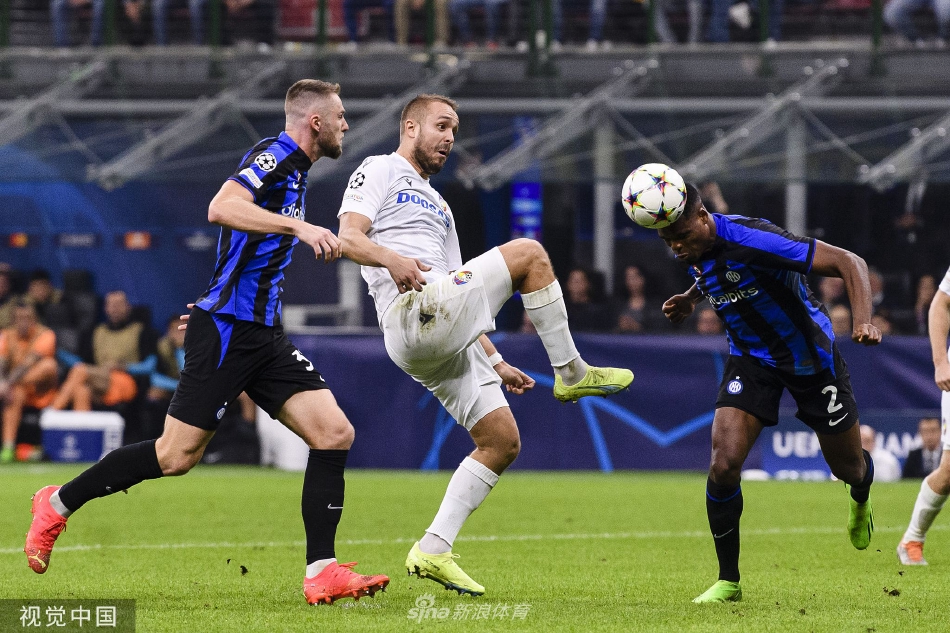 夜幕下的梅阿查球场灯火辉煌，看台上球迷的旗帜与灯光交织成壮丽画卷