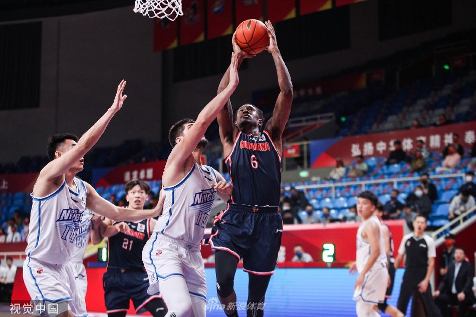 广东宏远众将围成一圈激情怒吼庆祝胜利，汗水在灯光下闪烁如金，彼此紧紧依靠的肩膀构筑起牢不可破的团队信念与兄弟情谊