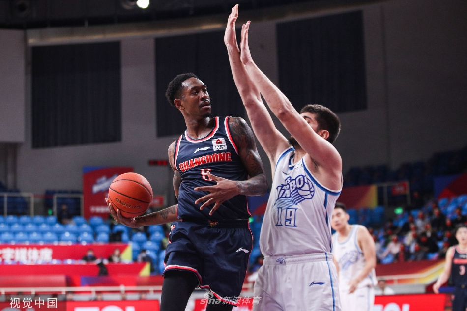 杜润旺在三分线外稳稳出手，手指跟随皮球的动作细腻柔和，远端的篮筐与计分牌虚化成背景，预示着又一记三分穿心箭即将命中