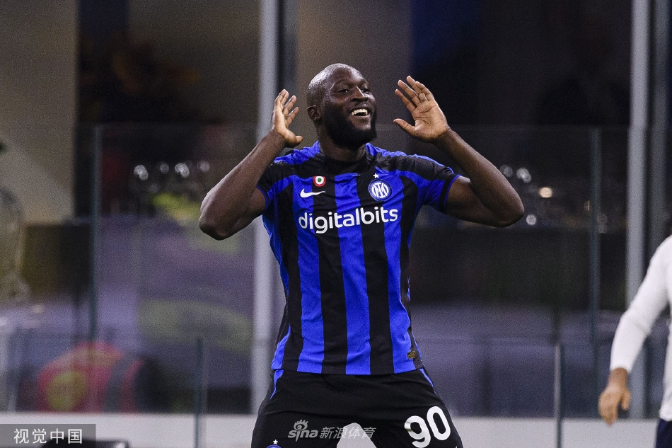 国际米兰众将在赛后向主场观众致谢，共享晋级喜悦