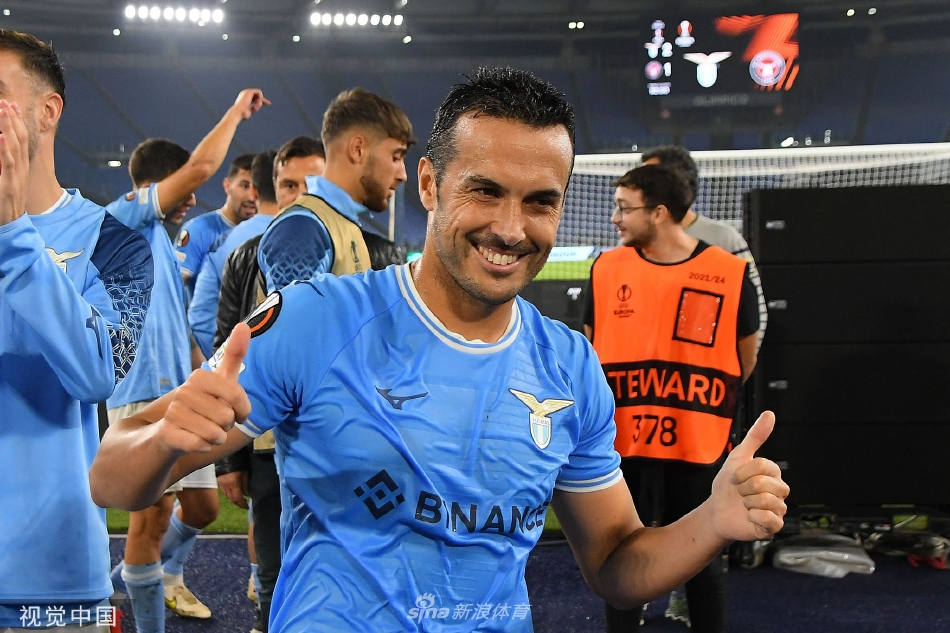 拉齐奥门将普罗维德尔飞身侧扑，单掌将对手一记势在必得的射门挡出底线，力保球门不失。