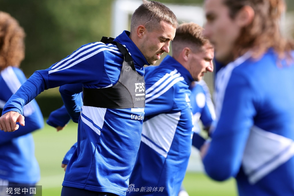 训练场上，莱斯特城球员正在进行高强度传接球配合，皮球在绿茵草皮上快速滚动，展现出球队注重技术的地面进攻体系。