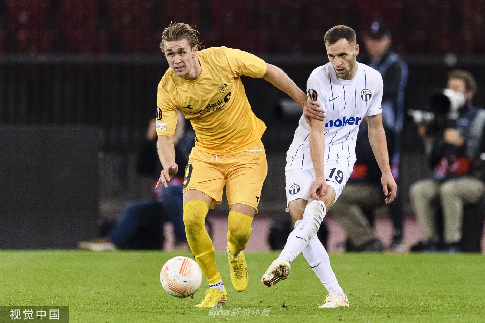 博多格林特队前锋佩莱格里诺破门瞬间，他冷静施射，皮球应声入网，客场作战的挪威球队率先打破场上僵局。