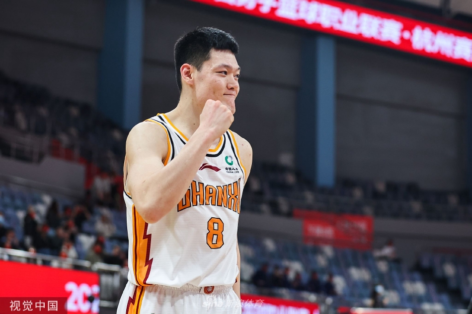 山西悍将张宁在成功防住北京队核心方硕的突破后,兴奋地转身与队友费尔德击掌相庆,脸上的汗珠闪烁着战斗的光芒。