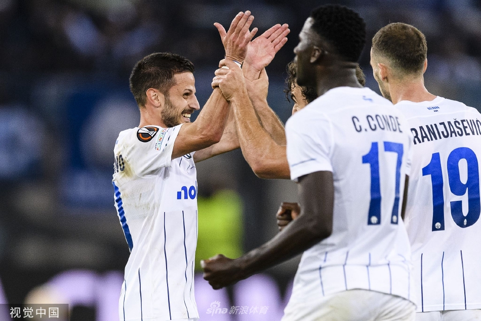 比赛开始前，苏黎世主场看台上汇聚了无数身穿蓝白色球衣的忠实球迷，他们挥舞着围巾，营造出山呼海啸般的主场氛围。