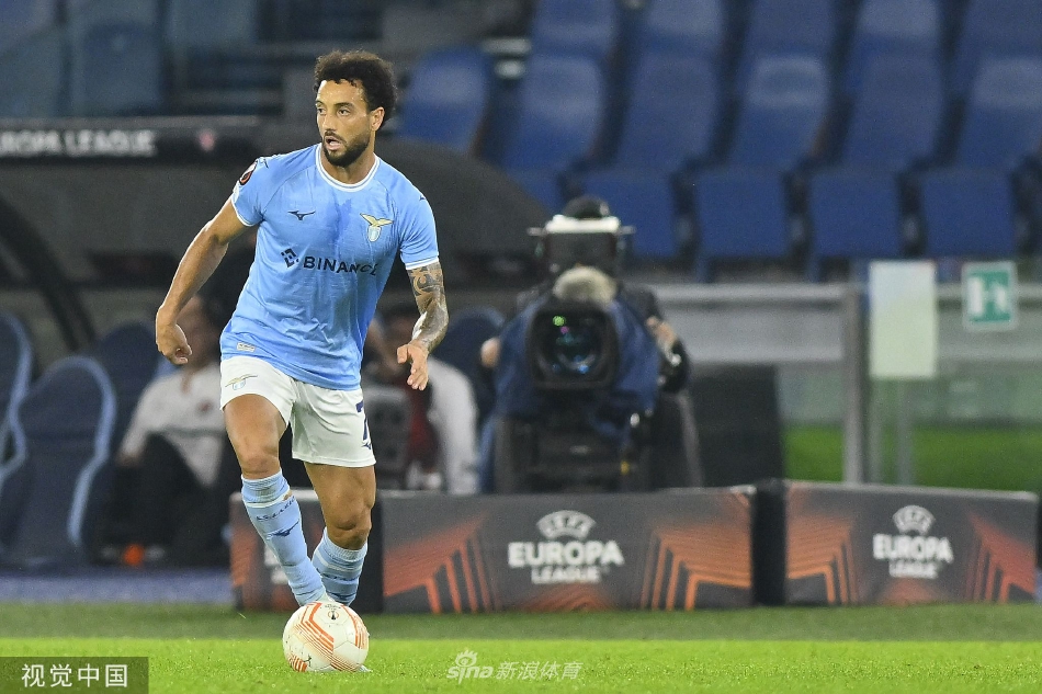 比赛结束后，拉齐奥全队手拉手走向看台，向始终高声助威的主场球迷致谢，共享胜利时刻。