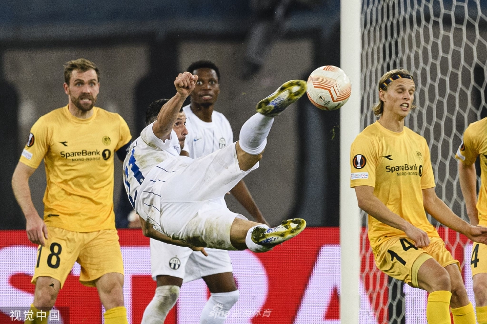 绝杀时刻苏黎世全队陷入疯狂，替补席上的教练和球员全部冲入场内，与场上队员拥抱在一起，草皮上瞬间变成了蓝白色的欢乐海洋。