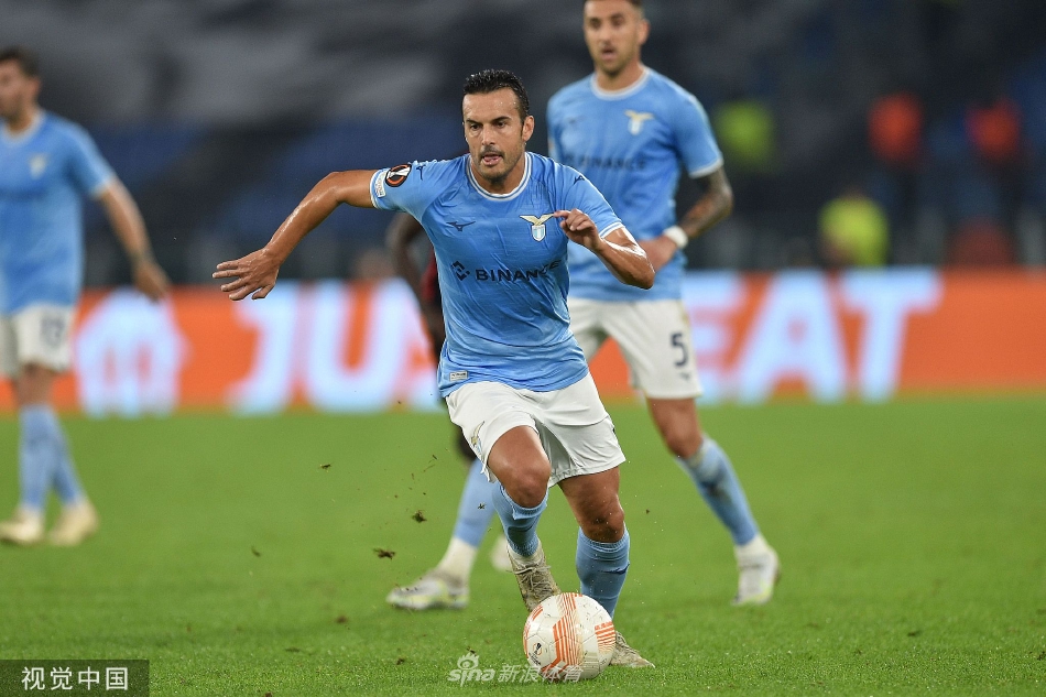 拉齐奥球员紧紧拥抱庆祝进球，米林科维奇-萨维奇振臂高呼，身后是陷入狂喜的蓝色球迷看台。