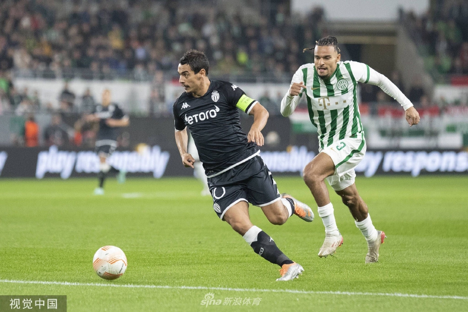 终场哨响，摩纳哥后卫马里潘在费伦茨瓦罗斯门前错失绝佳头球机会后，跪地抱头，脸上写满了难以置信的懊悔与失落。