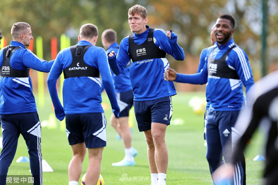 阳光洒在训练场上，一名莱斯特城球员完成了一脚精准的射门后露出笑容，自信与备战的良好心情写在他的脸上。